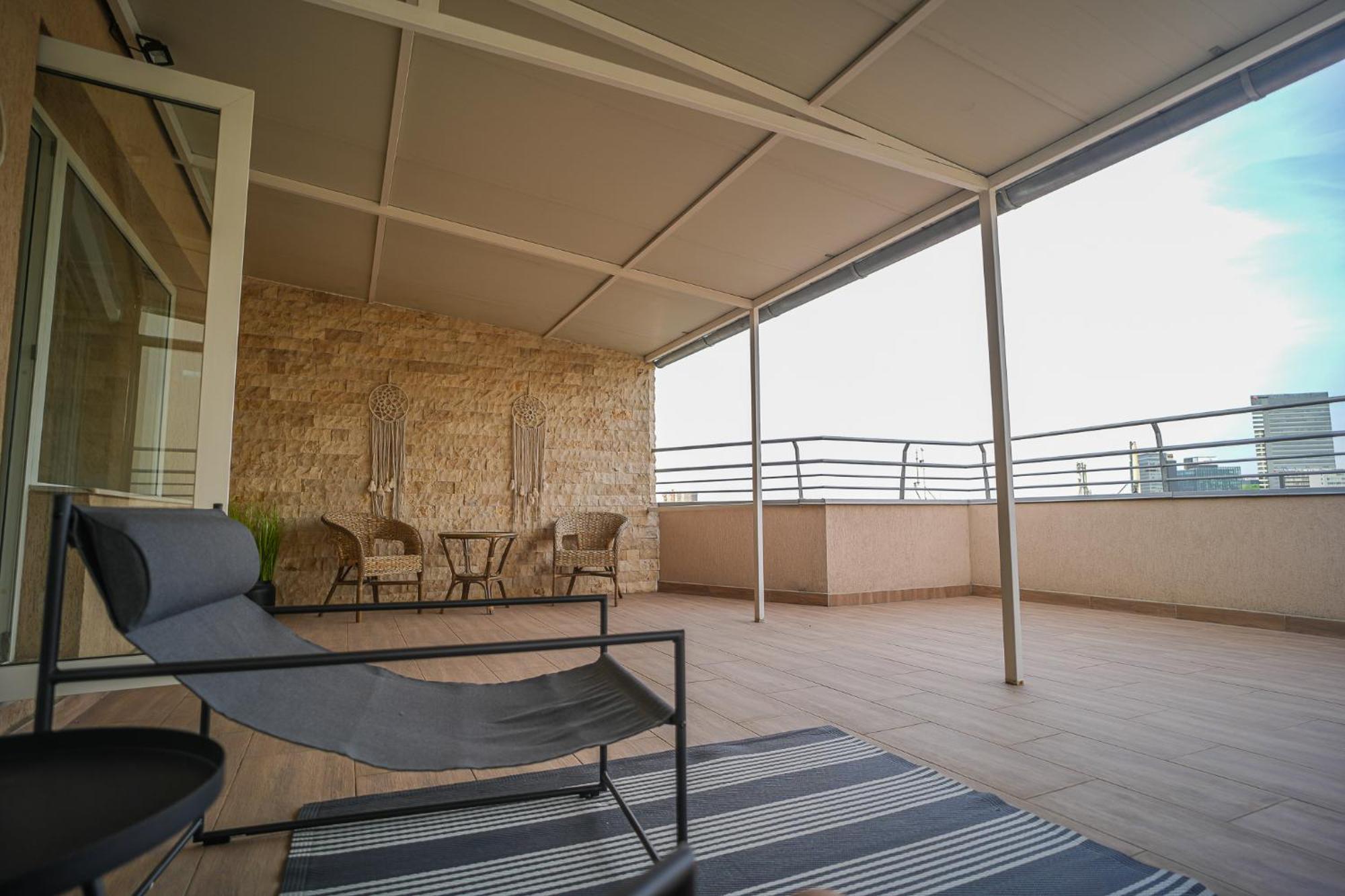 Penthouse With Huge Rooftop Terrace & View Apartment *