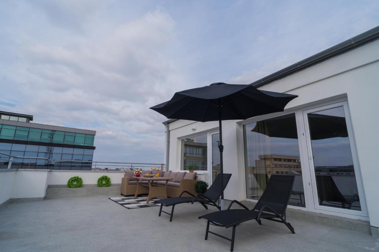 Penthouse With Huge Rooftop Terrace & View Appartement Bucarest