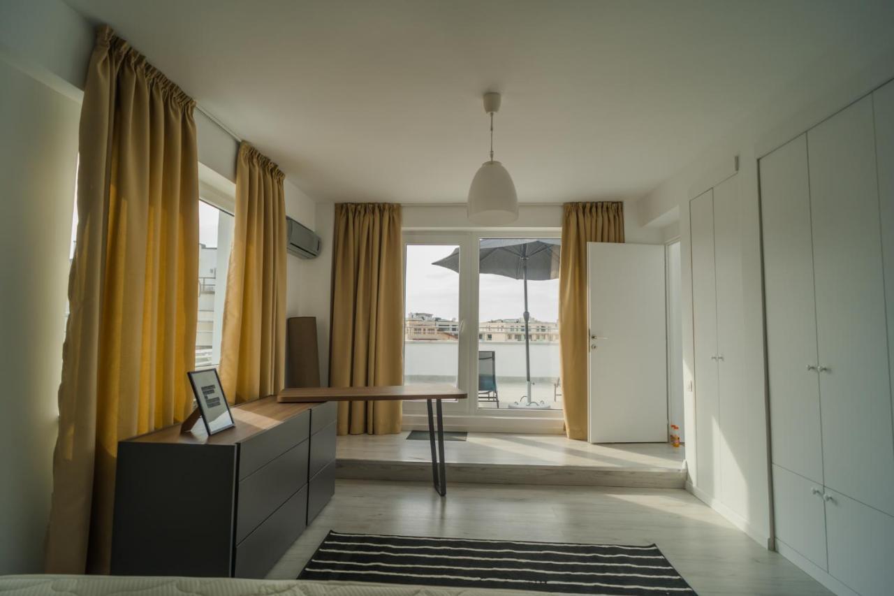 Penthouse With Huge Rooftop Terrace & View Appartement Bucarest