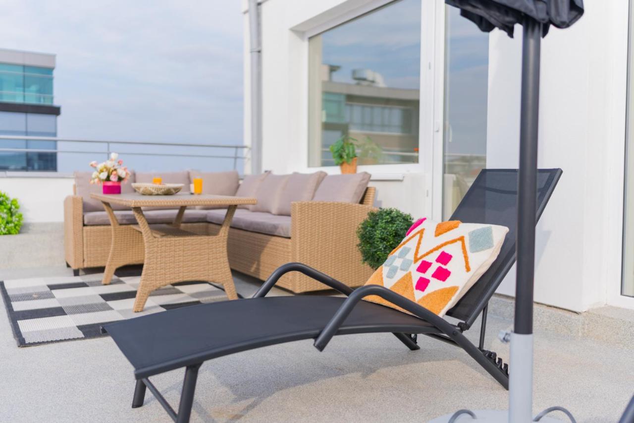 Penthouse With Huge Rooftop Terrace & View Appartement Bucarest