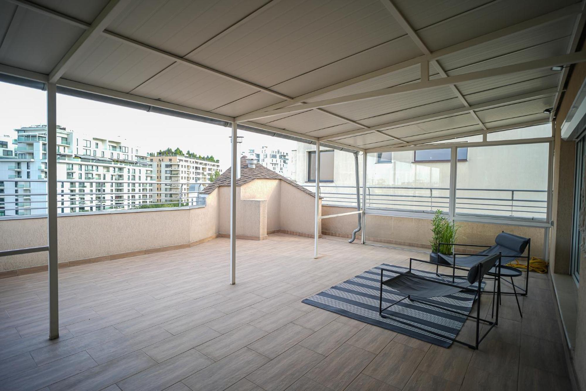 Penthouse With Huge Rooftop Terrace & View Bucarest