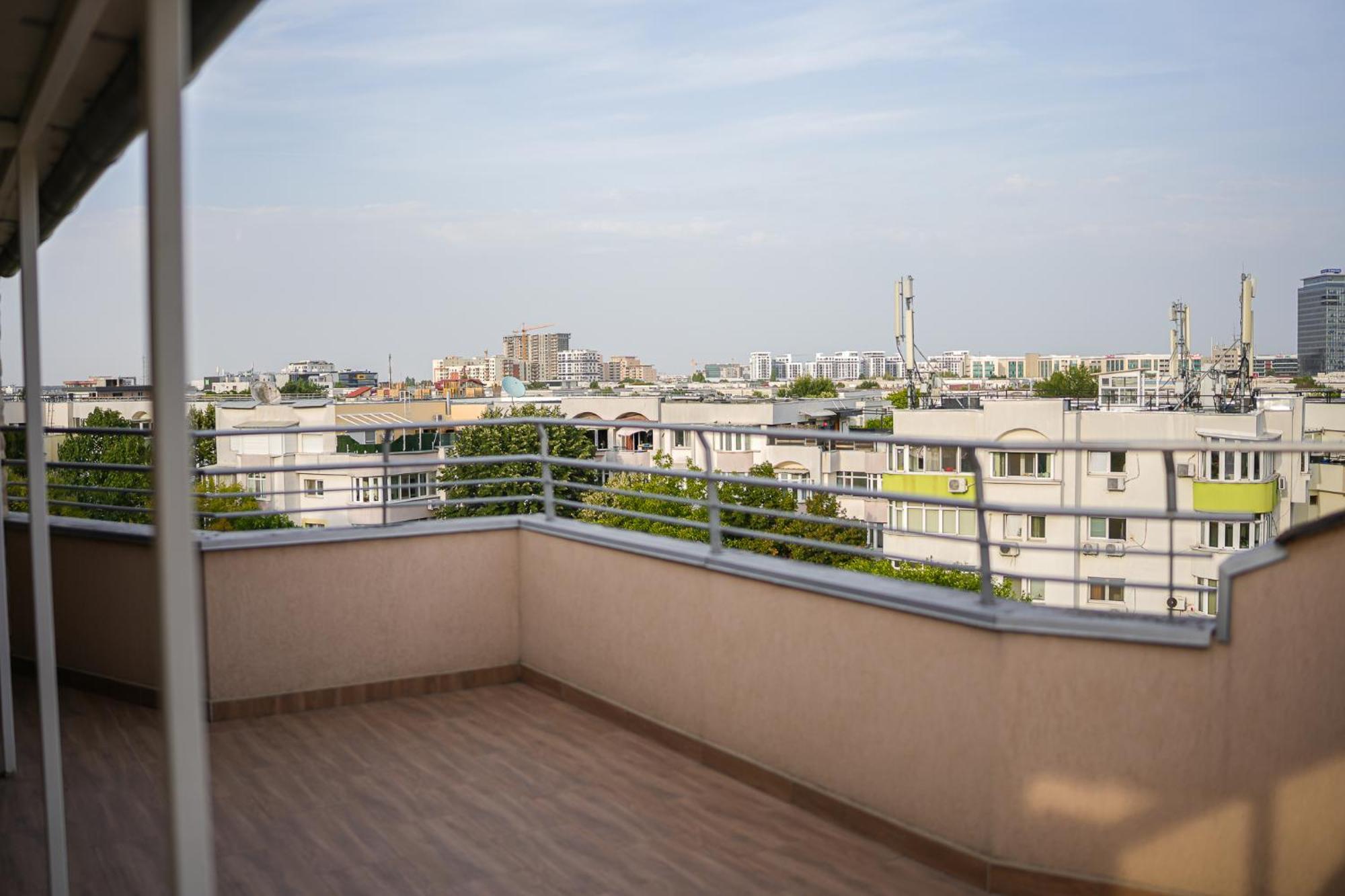 Penthouse With Huge Rooftop Terrace & View Appartement Bucarest